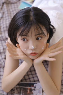 沙龙室的女大学生